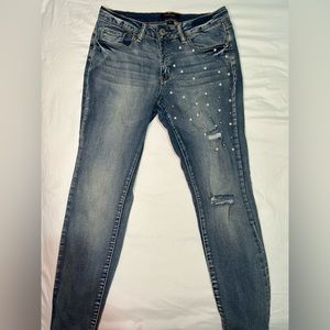 Blue mahon decorated with pearls and gray balls.